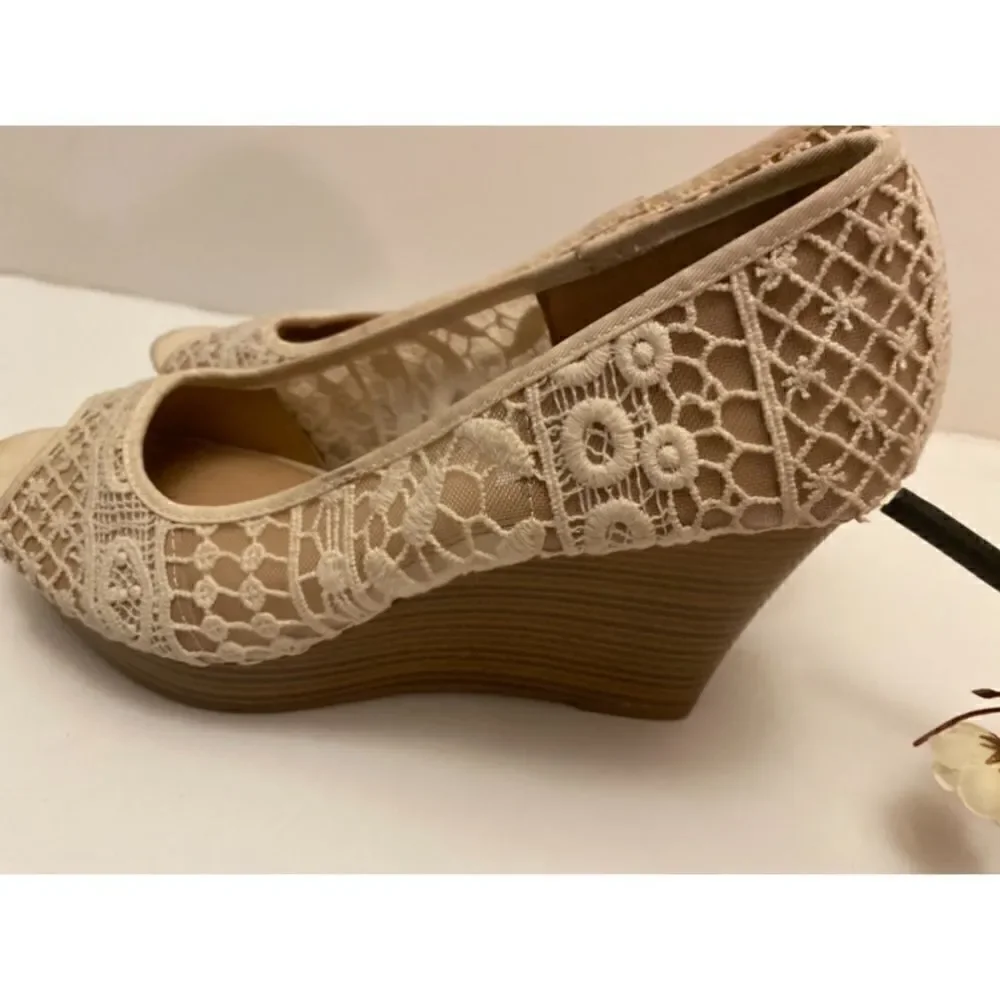 🌸American Eagle Beautiful lace wedge Sandal -10